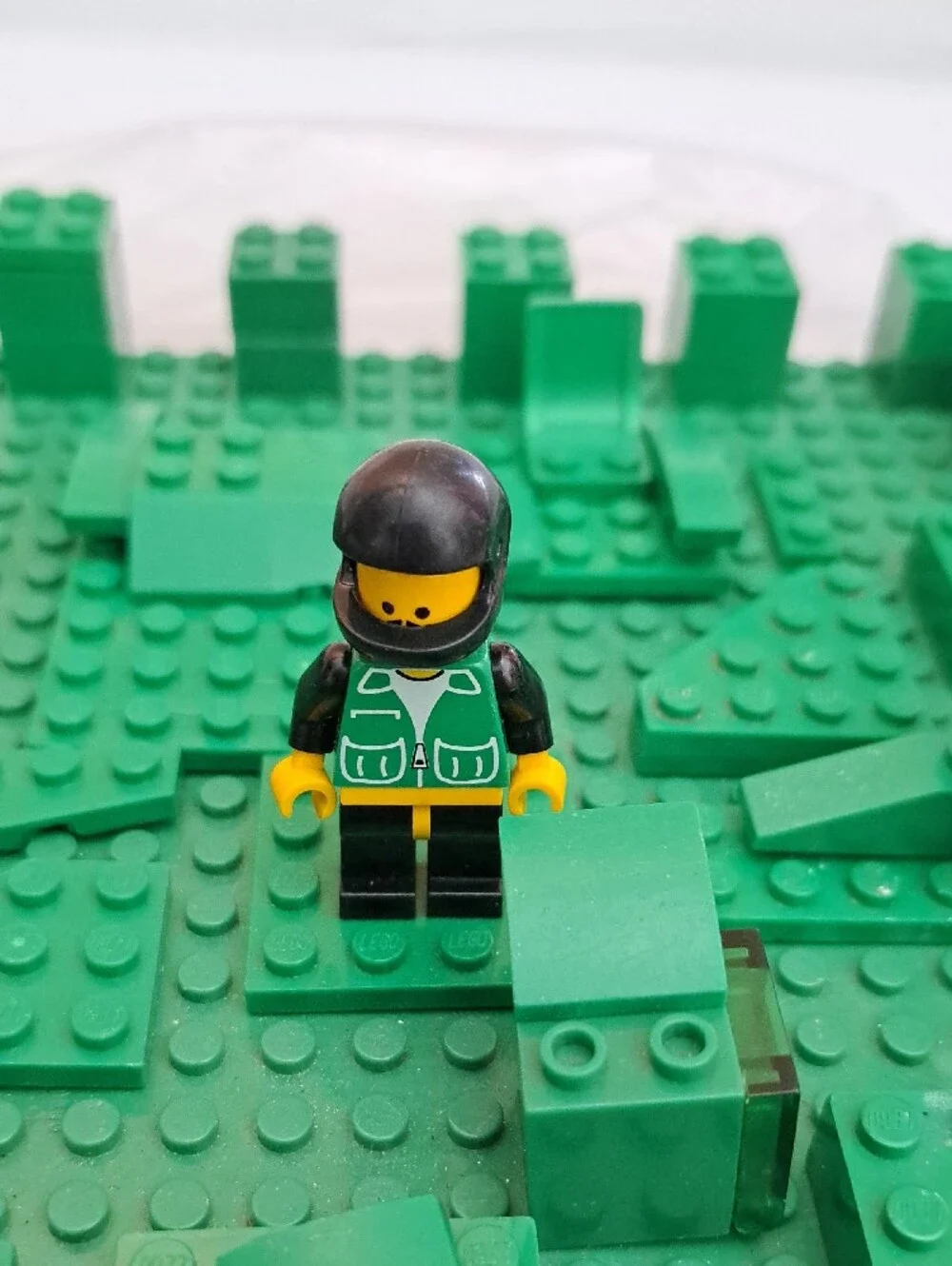 Green Building Base with Minifigures Lego Toy